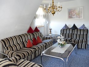 Sofa in Wohn- und Esszimmer